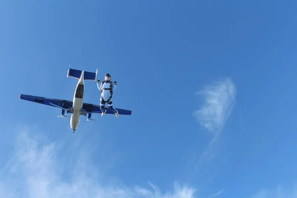 스카이다이빙 소녀가 하늘을 — 스톡 사진