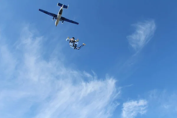 Parachutisme Une Militaire Vole Dans Ciel — Photo