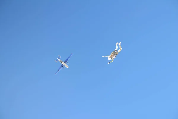 Parachutisme Une Fille Heureuse Vole Dans Ciel — Photo