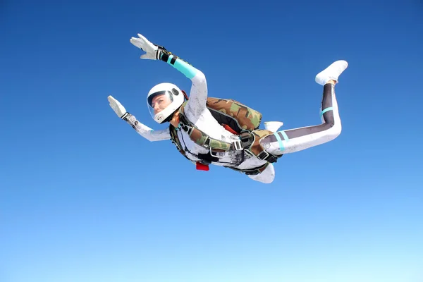 Skydiving Uma Menina Feliz Está Voando Céu — Fotografia de Stock