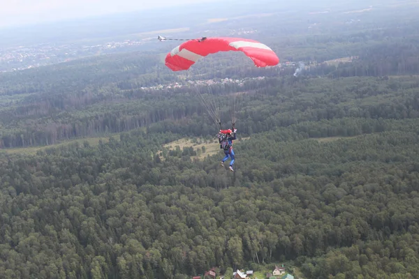 Skydiven Vliegt Een Parachute Boven Grond — Stockfoto