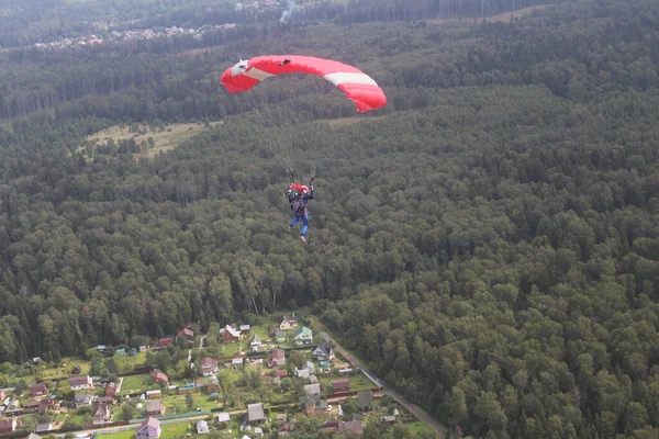 Skydiving Paraquedas Está Voando Acima Solo — Fotografia de Stock