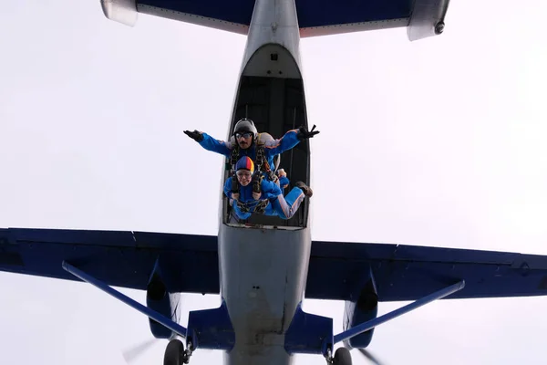 Paracadutismo Salto Tandem Una Donna Suo Istruttore Volano Nel Cielo — Foto Stock