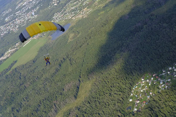スカイダイビング パラシュートが空にある — ストック写真