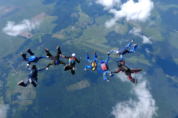 스카이다이빙 스카이다이버들은 하늘에서 날아다니고 훈련하고 있습니다 — 스톡 사진