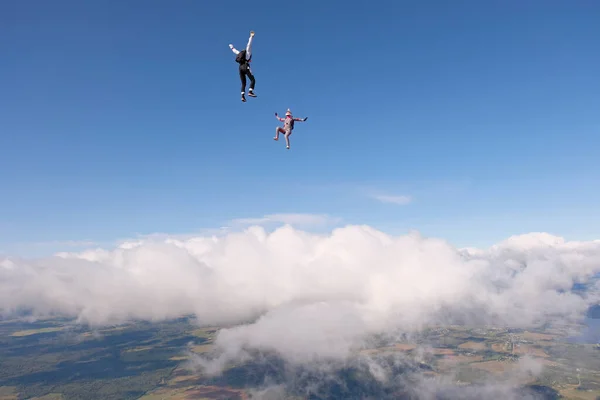 Skydiving Dois Pára Quedistas Estão Voando Acima Nuvens Brancas — Fotografia de Stock