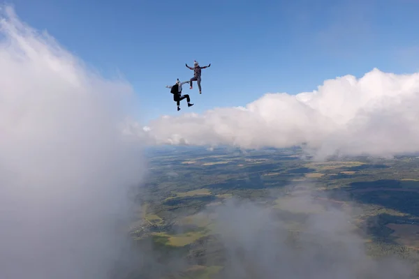 Skydiving Dos Paracaidistas Vuelan Por Encima Nubes Blancas — Foto de Stock