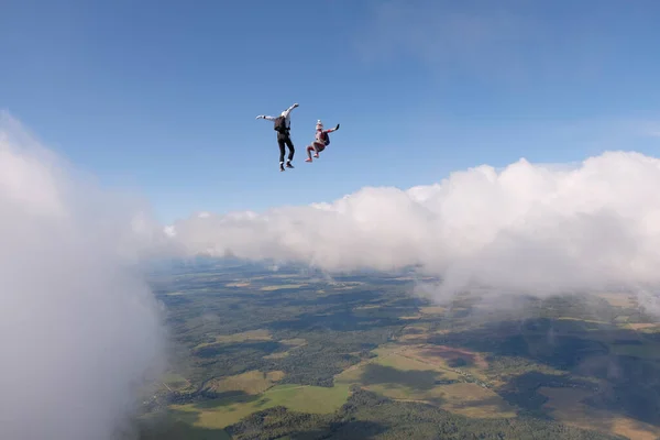 Skydiving Dois Pára Quedistas Estão Voando Acima Nuvens Brancas — Fotografia de Stock