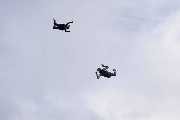 Skydiving Três Paraquedistas Estão Caindo Céu Nublado — Fotografia de Stock