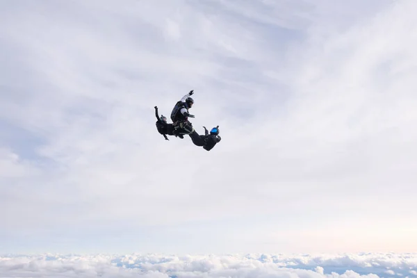 Paracaidismo Tres Paracaidistas Están Cayendo Cielo Nublado — Foto de Stock