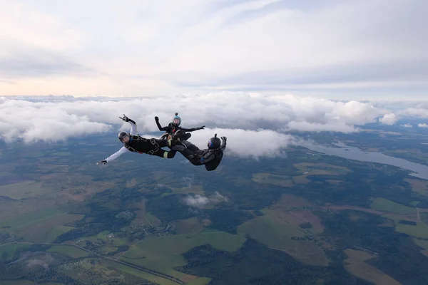 Skydiving Três Paraquedistas Estão Caindo Céu Nublado — Fotografia de Stock