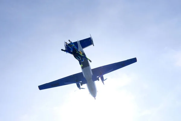 Skydiven Tandemsprong Een Vrouw Haar Instructeur Vliegen Blauwe Lucht — Stockfoto