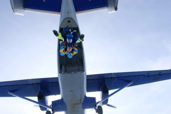 Skydiven Tandemsprong Een Vrouw Haar Instructeur Vliegen Blauwe Lucht — Stockfoto