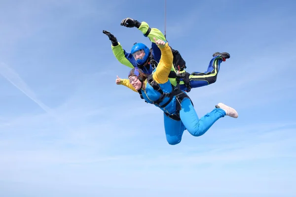 Paracaidismo Salto Tándem Una Mujer Instructor Están Volando Cielo Azul —  Fotos de Stock