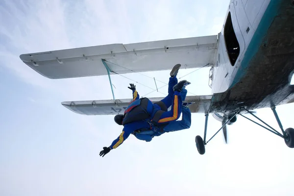 Skydiven Een Tandem Net Uit Een Wit Vliegtuig Gesprongen — Stockfoto