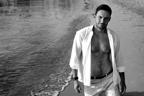 Yakışıklı Adam Beyaz Gömlek Daimi Bir Plajda Yaz Günü Hayattan — Stok fotoğraf