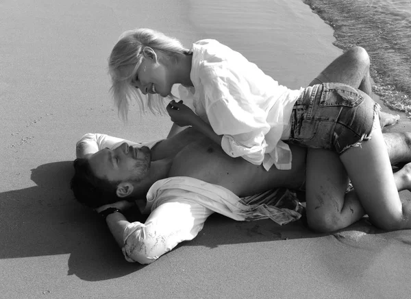 Beautiful Happy Couple Love Lying Beach Sand White Wet Shirts — Stock Photo, Image