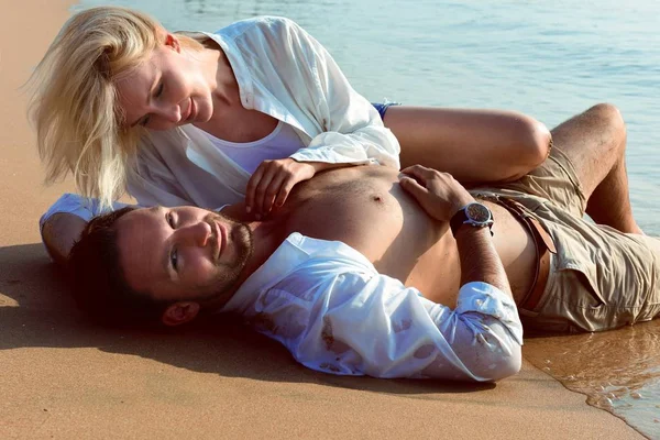 Belo Casal Feliz Amor Deitado Uma Praia Areia Uma Camisa — Fotografia de Stock