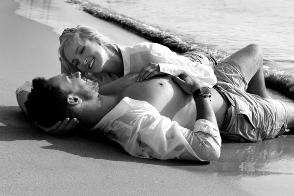 Belo Casal Feliz Amor Deitado Uma Praia Areia Uma Camisa — Fotografia de Stock