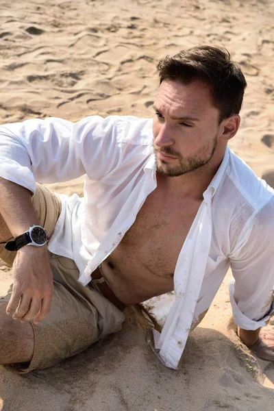 Hombre Guapo Con Camisa Blanca Pie Una Playa Que Luce —  Fotos de Stock