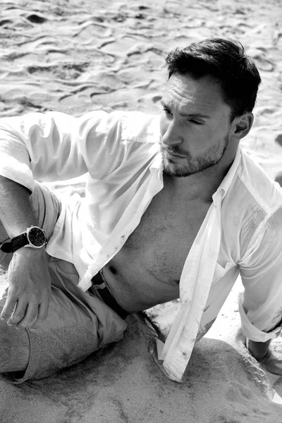 Hombre Guapo Con Camisa Blanca Pie Una Playa Que Luce —  Fotos de Stock