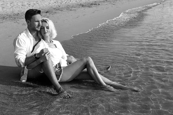 Mooie Gelukkige Paar Verliefd Liggen Een Strand Zand Een Witte — Stockfoto