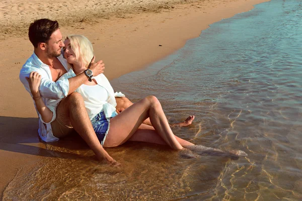셔츠에 흰색에서 해변에 사랑에 잘생긴 수염된 남자와 웃으면서 해변에 재미는 — 스톡 사진