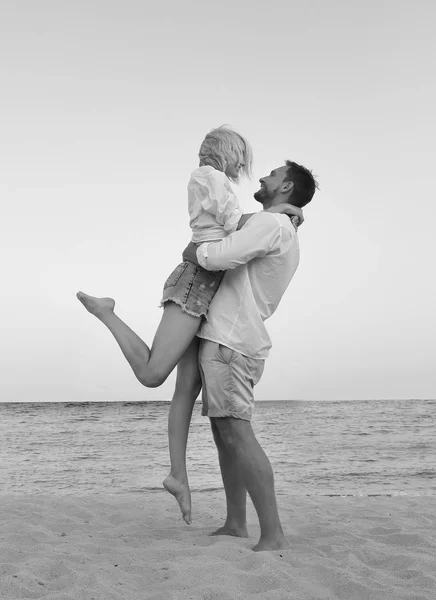 Hermosa Pareja Enamorada Disfrutando Sus Vacaciones Hawaii Buscando Vistas Playa —  Fotos de Stock