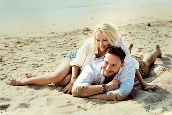 Casal Romântico Apaixonado Desfrutando Férias Praia Verão Deitado Areia Feliz — Fotografia de Stock