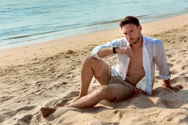 Close Homem Bonito Brutal Camisa Branca Molhada Sentado Uma Praia — Fotografia de Stock