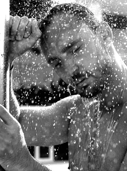 年轻的好看和有吸引力的人与肌肉身体湿洗澡淋浴 英俊迷人的男人沐浴在游泳池旁边 水滴落在他的躯干上 — 图库照片