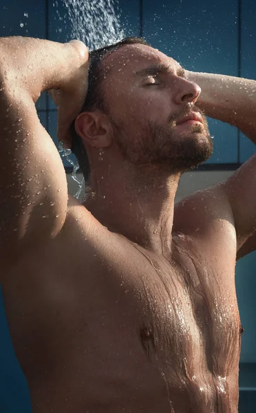 Joven Hombre Atractivo Atractivo Con Cuerpo Muscular Mojado Tomar Ducha —  Fotos de Stock