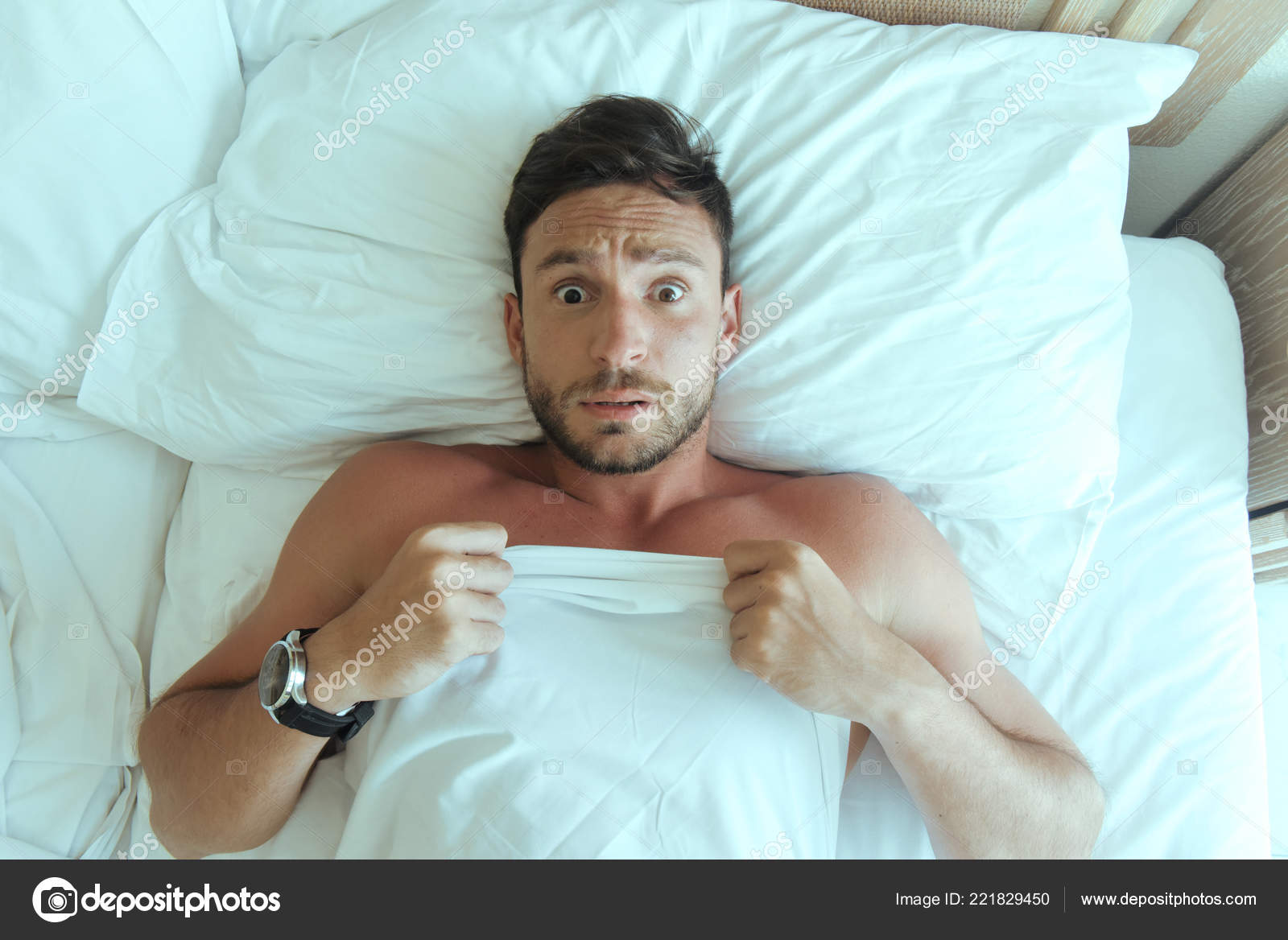 Gut Aussehender Mann Schlafzimmer Nackt Verlegung Wundert Sich Über ... Gut Aussehender Mann Schlafzimmer Nackt Verlegung Wundert Sich Über ...