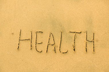 Kum kıyısındaki ilham verici işaretler, mesajlar, resimler. Ayaklar kalbe ok ile yakın dursun. Yaz tatili kumsalı Sevgililer Günü 'nde seyahat etmek için ilham verir. Aşk çiftleri ya da aile tatilleri için romantik bir seyahat. Rahatlatıcı işaret Sarı kumlarda seni seviyorum.