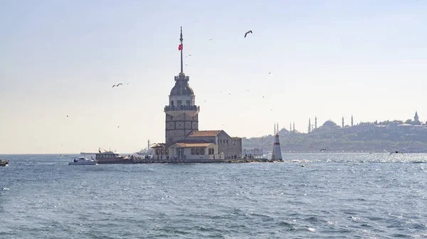 令人敬畏的天空和少女的塔 Kiz Kulesi 在伊斯坦布尔 — 图库照片