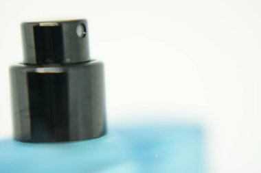 bigbottle sprey ve parfüm tutan el