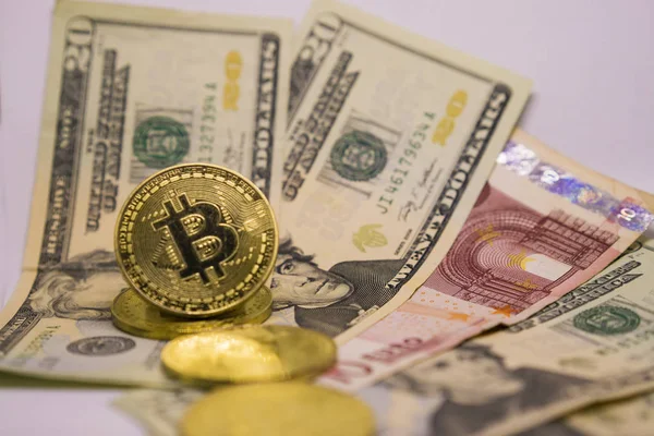 Bize dolar ve Euro altın Bitcoins. tablo üzerinde Exchange kavramı.
