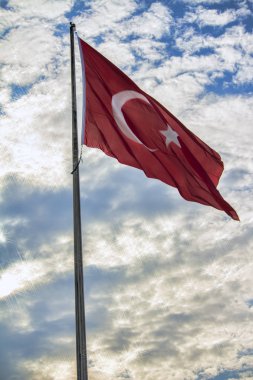 Mavi gökyüzü ve Türk bayrağı