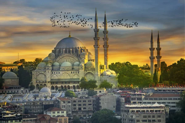 İstanbul'da muhteşem gün batımı. Süleymaniye Camii görünümünü
