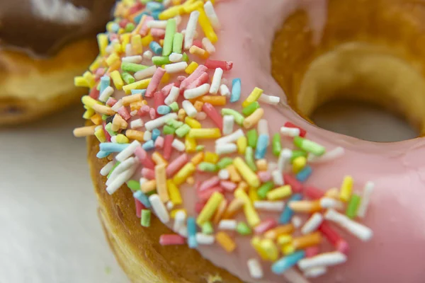 Pembe Buzlu Çörek Renkli Sprinkles Beyaz Arka Plan Üzerinde Izole — Stok fotoğraf