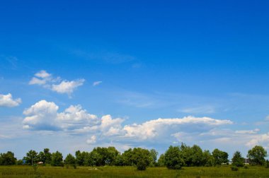 Gökyüzü ve bulutlar göstermek Desna Nehri yakınında büyük bir Ukraynalı ovada. Döküm gölgeler. Doğa ve açık maceralar