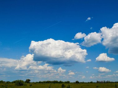 Uçak gökyüzünde. Beyaz çizgi gökyüzünde. Bulutlar ve Skyscapes. Uçak gökyüzünde bulutlar ile