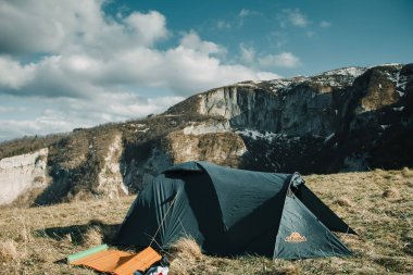 Çadır Dağları altında tepede 