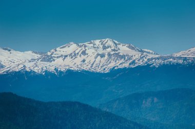 Muhteşem manzarasına Kafkasya dağlarında. Karla kaplı tepeler, mavi gökyüzü, güneşli bir gün