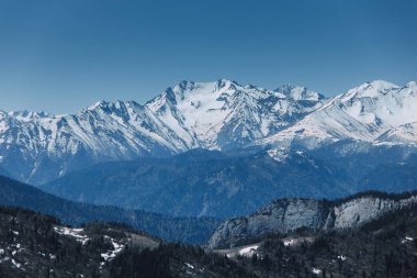 Muhteşem manzarasına Kafkasya dağlarında. Karla kaplı tepeler, mavi gökyüzü, güneşli bir gün