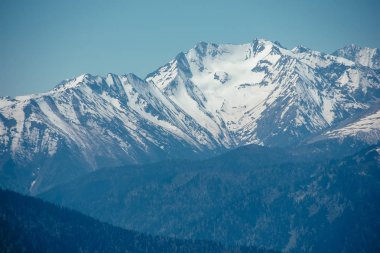 Yüksek dağlar; kar pik; Kafkasya; Ana Kafkas ridge