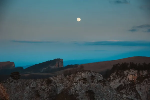 Puesta Sol Las Montañas Del Cáucaso Luna — Foto de Stock
