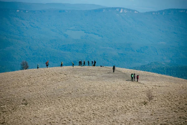 Tourists Climb Top Caucasus Mountains Thach — Stock Photo, Image