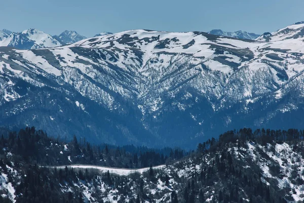 Landschaft Mit Schneebedeckten Gipfeln Der Felsigen Berge Bei Sonnigem Wetter — Stockfoto