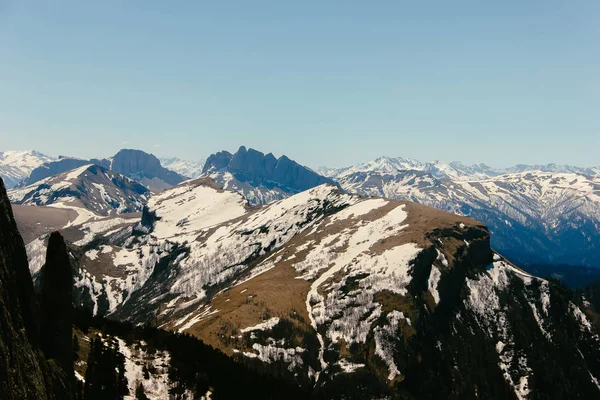 Una Cordillera Con Nieve Hielo Descongelados Primavera Sobre Fondo Las — Foto de Stock